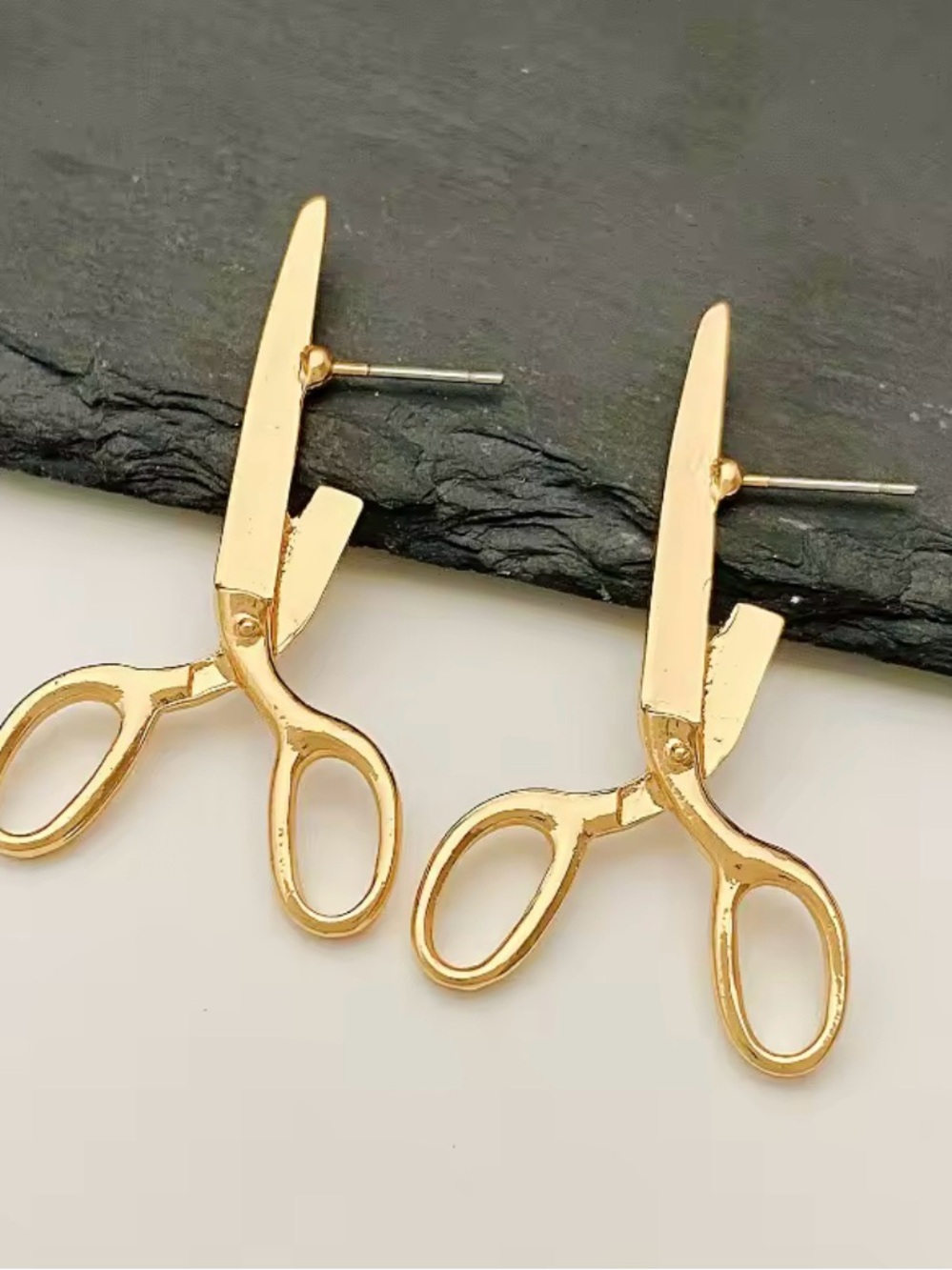 Scissor Dangle Earrings. Gold Tone